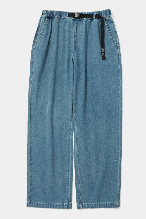 COLUMBIA TRAJAN LABEL BELTED ALL-ROUND DENIM PANTS (컬럼비아 트라잔 라벨 벨티드 올라운드 데님 팬츠) 라이트데님입니다. 유니크한 트라잔 라벨 디테일과 벨트 디자인으로 포인트를 더했으며, 허리 전체 밴딩으로 편안한 착용감을 제공합니다. 캐주얼한 무드의 라이트 데님, 미드나잇 데님, 블랙 데님 세 가지 컬러로 출시되어 다양한 스타일 연출이 가능합니다. 봄, 가을 시즌 일상, 여행, 가을 나들이 등 폭넓은 TPO에 활용할 수 있는 루즈핏 데님 팬츠입니다. 면 소재로 제작되어 편안하고 부드러운 촉감을 선사합니다.
