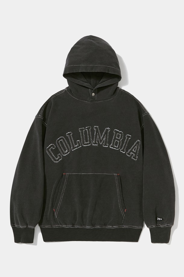 BIG ARCH 데님 테리 후디_블랙진은 캐주얼과 스트릿 스타일을 아우르는 후드티입니다. 데님 테리 소재에 데님 위싱 가공을 더하여 독특한 질감을 선사하며, 부드러운 촉감이 특징입니다. 오버핏 디자인으로 편안한 착용감을 제공하며, 전면 아플리케 로고와 컬러 스티치 디테일이 돋보입니다. COLUMBIA 음각 버튼, 1754 FLAG 포인트, 와펜 포인트 등 다양한 디테일로 포인트를 더했습니다. 봄, 가을, 겨울 시즌에 활용하기 좋은 두꺼운 두께감의 긴소매 후드티입니다.
