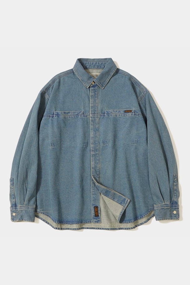 TRAJAN 라벨 히든 포켓 데님 셔츠_라이트진입니다. 11OZ 데님 소재로 제작되어 두께감 있는 착용감을 선사하며, 봄, 가을 간절기에 활용하기 좋습니다. 히든 포켓 디테일과 TRAJAN 라벨 포인트가 돋보이며, 캐주얼, 미니멀, 클래식 스타일을 모두 소화할 수 있습니다. 라이트진, 그레이진, 브라운 3가지 컬러로 출시되었으며 오버핏으로 편안하게 착용 가능합니다. 셔츠 또는 아우터로도 활용 가능한 실용적인 아이템입니다.
