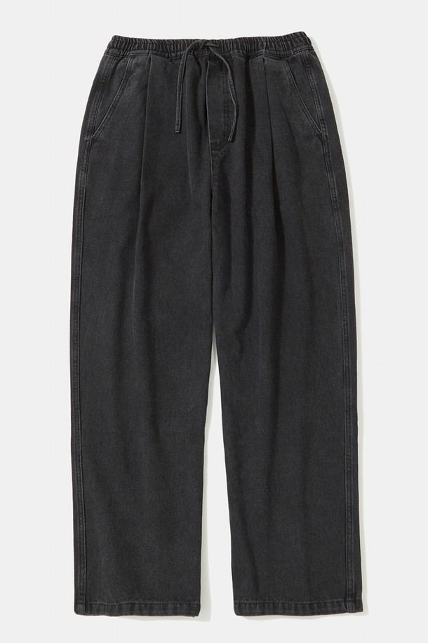 M-LABEL(엠-라벨) 루즈핏 핀턱 데님 팬츠_그레이 진입니다. 11oz 데님 소재의 두꺼운 두께감으로 제작되어 봄, 가을에 착용하기 좋습니다. 핀턱 디테일과 M-LABEL 포인트를 더해 캐주얼 무드를 연출하며, 루즈핏으로 편안한 착용감을 선사합니다. 전체 밴딩 허리 디자인으로 활동성을 높였으며, 동네 마실룩, 가을 나들이룩 등 다양한 TPO에 활용하기 좋습니다. 미니멀, 클래식 스타일을 선호하는 남성분들께 추천합니다.
