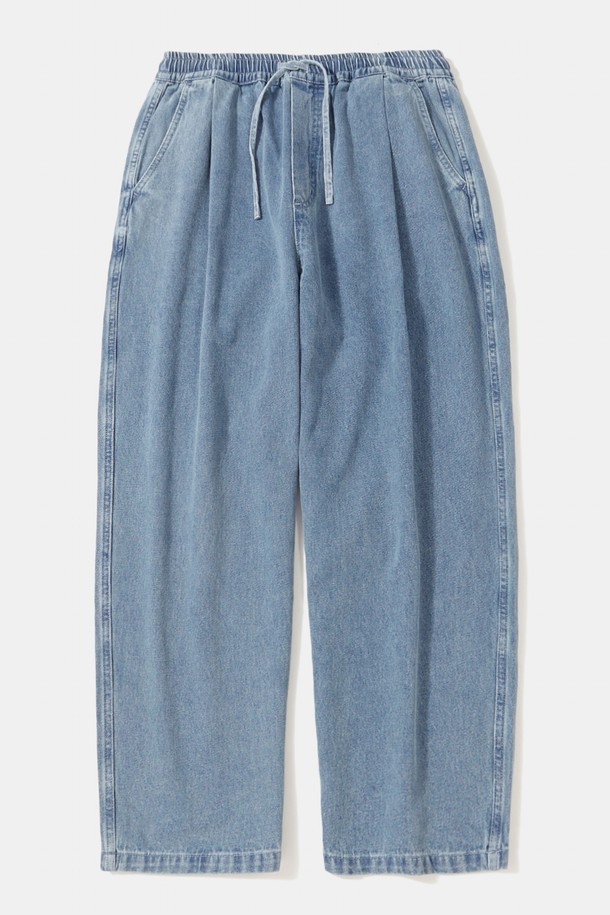 M-LABEL(엠-라벨) 루즈핏 핀턱 데님 팬츠_라이트진은 캐주얼, 미니멀, 시티보이 스타일을 즐기는 남성을 위한 데님 팬츠입니다. 봄, 가을에 적합하며, 가볍고 편안한 110Z 두께의 면 소재로 제작되었습니다. 허리 풀 밴딩과 핀턱 디테일이 편안함과 스타일을 동시에 제공하며, 넉넉한 루즈핏으로 활동성을 높였습니다. 라이트진, 그레이진, 미드나잇진 세 가지 컬러로 출시되어 다양한 데일리룩 연출에 활용하기 좋습니다. 동네 마실룩을 위한 M-LABEL(엠-라벨)의 포인트가 돋보이는 데님 팬츠입니다.
