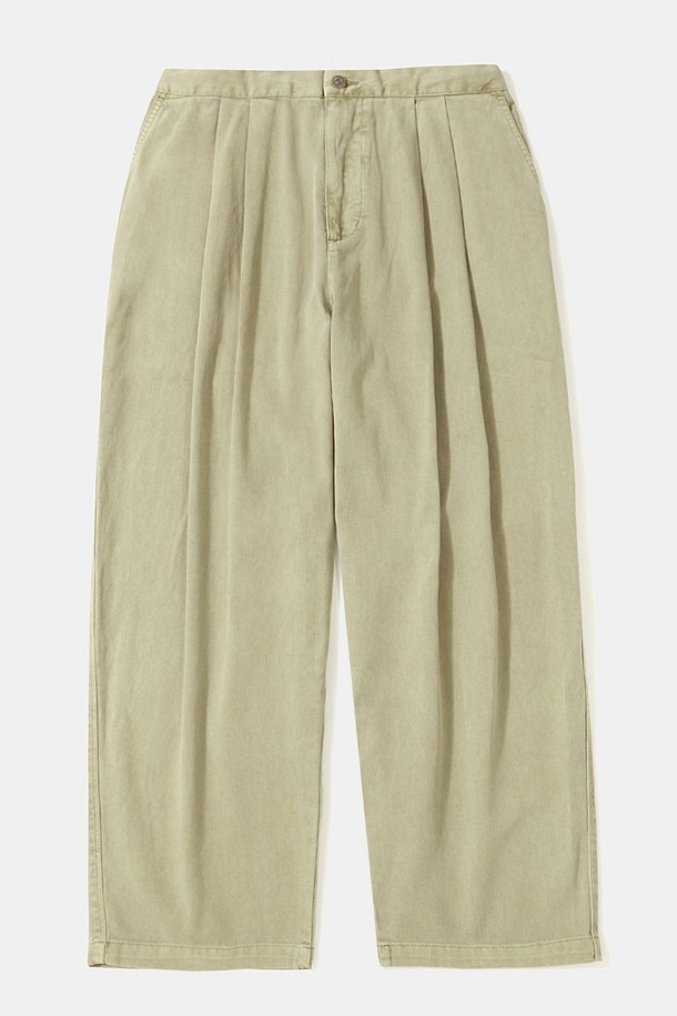 TRAJAN LABEL 핀턱 와이드 핏 데님 팬츠_브라운은 캐주얼, 미니멀, 시티보이 스타일을 아우르는 남성용 데님 팬츠입니다. 부드러운 면 소재로 제작되어 편안한 착용감을 선사하며, 얇은 두께감으로 사계절 내내 활용 가능합니다. 핀턱 디테일과 와이드 핏, 그리고 허리 스트링으로 트렌디한 스타일을 연출하며, 2핀턱 디테일과 트라잔 라벨이 특징입니다. 동네 마실룩이나 카페룩과 같은 일상적인 TPO에 적합하며, 브라운과 블랙 두 가지 컬러 옵션을 제공합니다.
