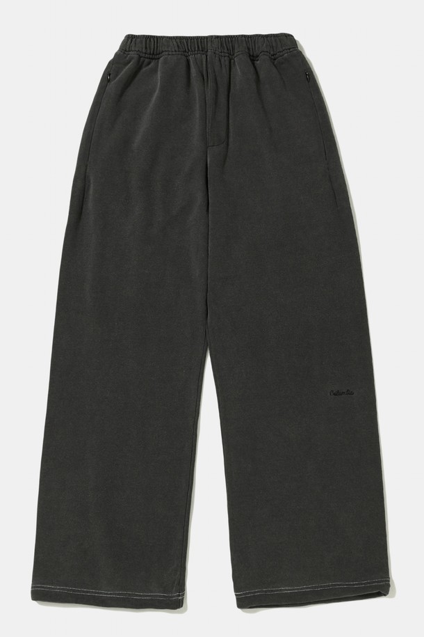 TINY SCRIPT 루즈핏 데님 테리 스웨트팬츠_블랙진은 캐주얼과 스트릿 스타일을 즐기는 분들을 위한 일상복입니다. 데님테리 소재로 제작되어 편안하며, 루즈핏과 스트레이트 핏으로 여유로운 착용감을 선사합니다. 허리 밴딩 처리로 편안함을 더하고, 밑단 스트링 디테일로 스타일 연출이 용이합니다. TINY SCRIPT 스몰 직자수 로고 포인트가 돋보이며, 블랙진 컬러로 다양한 상의와 쉽게 매치할 수 있습니다. 동네 마실룩, 집콕룩, 여행룩 등 다양한 TPO에 활용하기 좋습니다.
