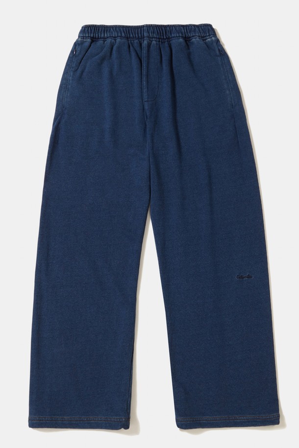 TINY SCRIPT (타이니 스크립트) 로고 자수가 돋보이는 루즈핏 데님 테리 스웻팬츠입니다. 부드러운 면, 폴리에스테르, 스판덱스 혼방의 데님 테리 소재로 제작되어 편안한 착용감을 선사합니다. 허리 밴딩과 밑단 스트링 디테일로 활동성을 더했으며, "Midnight Jean"과 "Black Jean" 두 가지 색상으로 만나볼 수 있습니다. 캐주얼, 미니멀, 스트리트 스타일을 즐기는 분들께 일상, 집콕, 동네 마실, 산책룩으로 추천합니다. 루즈핏과 스트레이트 핏으로 편안하게 연출할 수 있습니다.
