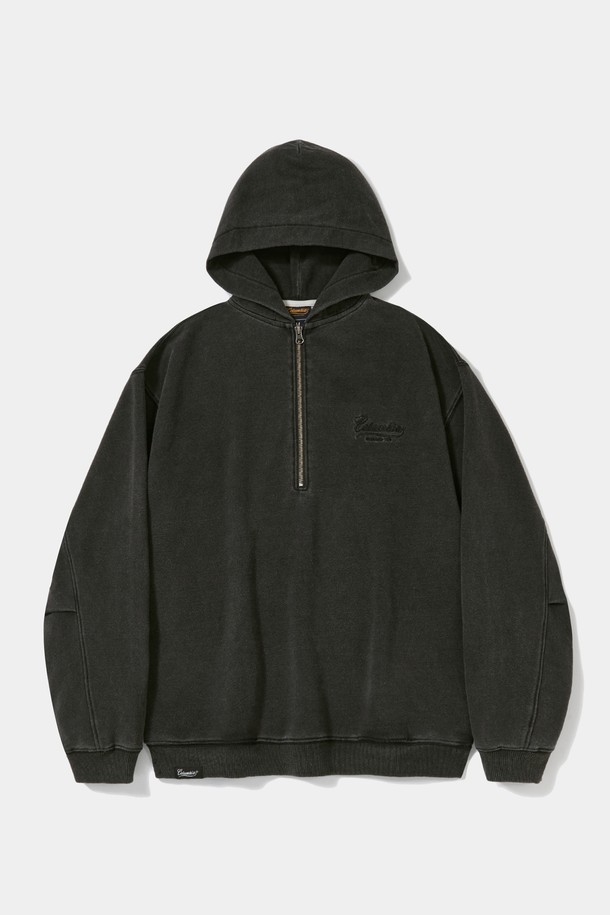 NY STREET TAIL 데님 테리 H/ZIP 후디_블랙진은 스트릿 무드의 오버핏 후드티셔츠입니다. 블랙진과 미드나잇진 두 가지 컬러로 출시되었으며, 면, 폴리에스테르, 스판덱스 혼방의 데님 테리 소재로 제작되어 트렌디한 질감을 선사합니다. YKK 지퍼와 COLUMBIA STREET 라벨 포인트가 특징이며, 하프 집업 디자인으로 편안하게 착용할 수 있습니다. 긴 소매 기장과 루즈한 실루엣이 일상, 캐주얼 스타일을 완성합니다.
