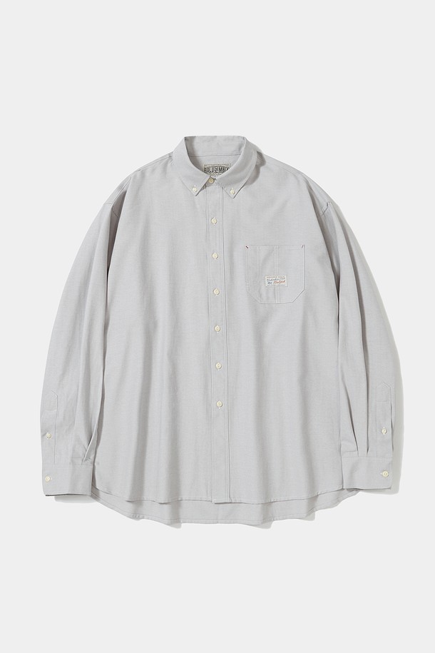 SL-LABEL (에스엘-라벨) ONE POCKET OXFORD SHIRTS (원 포켓 옥스포드 셔츠)_GRAY는 봄, 가을에 착용하기 좋은 공용 셔츠입니다. 차이나칼라 디자인에 그레이, 블루, 옐로우 세 가지 색상으로 출시되었으며, 캐주얼과 베이직 스타일을 모두 소화할 수 있습니다. 가슴 부분 싱글 포켓 디테일과 SCHOLARLY LION (스콜라리 라이온) 라벨 포인트가 특징이며, 탄탄한 면 소재로 제작되었습니다. 오버핏의 여유로운 실루엣으로 편안한 착용감을 선사하며, 데이트룩, 카페룩, 캐주얼, 미니멀 스타일을 연출하기에 좋습니다. 긴 소매와 스트라이프 패턴으로 디자인되어 있습니다.
