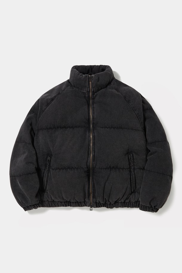 NYC 데님 여성 퍼퍼_그레이 데님은 겨울철 데일리룩과 스트릿 스타일을 위한 아우터입니다. 그레이 데님과 라이트 데님 두 가지 색상으로 만나볼 수 있으며, 면 소재에 두꺼운 두께감과 뻣뻣한 촉감이 특징입니다. 크롭 기장과 지퍼 여밈 방식으로 디자인되었으며, 세미 오버핏으로 편안하게 착용 가능합니다. NYC COLUMBIA 가죽 패치 포인트와 YKK 2-WAY 지퍼, 데님 외피 구조로 디테일을 더했습니다. 긴 소매 기장의 퍼퍼 재킷으로 따뜻함과 스타일을 모두 잡으세요.
