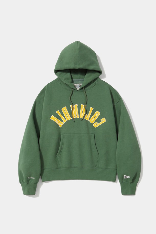 REVERSE ARCH FLEECE WOMEN HOODIE (리버스 아치 플리스 여성 후디)는 캐주얼, 스포티, 미니멀 스타일을 모두 아우르는 여성 후드티입니다. 빈티지 그린 컬러에 오버핏으로 제작되어 편안한 착용감을 선사하며, 가을, 겨울 시즌 데일리룩, 집콕룩, 산책룩에 활용하기 좋습니다. 두꺼운 두께감의 면, 폴리에스테르 혼방 소재로 부드러운 촉감과 플리스 안감을 통해 보온성을 높였습니다. COLUMBIA REVERSE ARCH 로고 프린트, 1754 FLAG 패치, TINY SCRIPT 자수 디테일과 캥거루 포켓이 돋보이는 디자인입니다. 긴 소매 기장의 크롭 기장으로 트렌디한 스타일을 연출할 수 있습니다.
