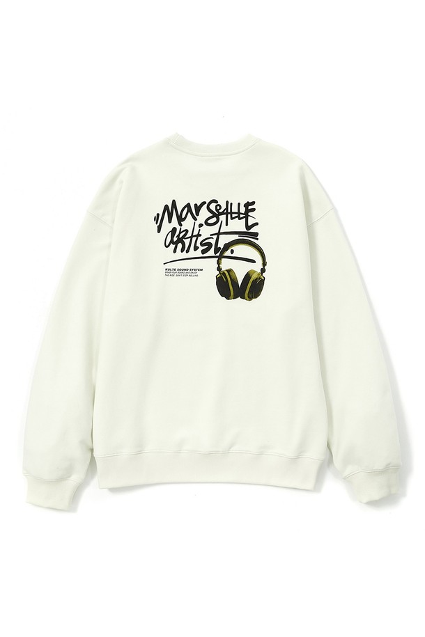 마르세유 아티스트 테마의 디지털 프린트 디자인이 돋보이는 아이보리 색상의 크루넥 스웨트셔츠입니다. 남녀 모두 착용 가능한 릴랙스핏 스타일로, 부드러운 면과 폴리에스테르 혼방 소재를 사용하여 편안한 착용감을 제공하며, 봄, 가을 시즌에 캐주얼 및 스트릿 스타일로 연출하기 좋습니다. 내구성이 뛰어난 구조로 제작되었으며, 라운드넥 디자인과 긴소매로 일상에서 편안하게 입을 수 있습니다.
