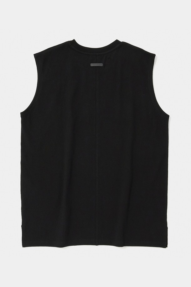 B/S NY 슬리브리스 티셔츠 블랙은 스트릿, 캐주얼 스타일을 즐기는 남성을 위한 오버핏 민소매 티셔츠입니다. 두꺼운 헤비코튼 소재(260G)를 사용하여 튼튼하며, 밑단 트임 디테일로 활동성을 더했습니다. 전면에 플로킹 기법으로 표현된 NY 로고가 돋보이며, 라운드넥 디자인으로 편안하게 착용 가능합니다. 일상생활은 물론 여행 시에도 스타일리시하게 연출할 수 있는 아이템입니다.
