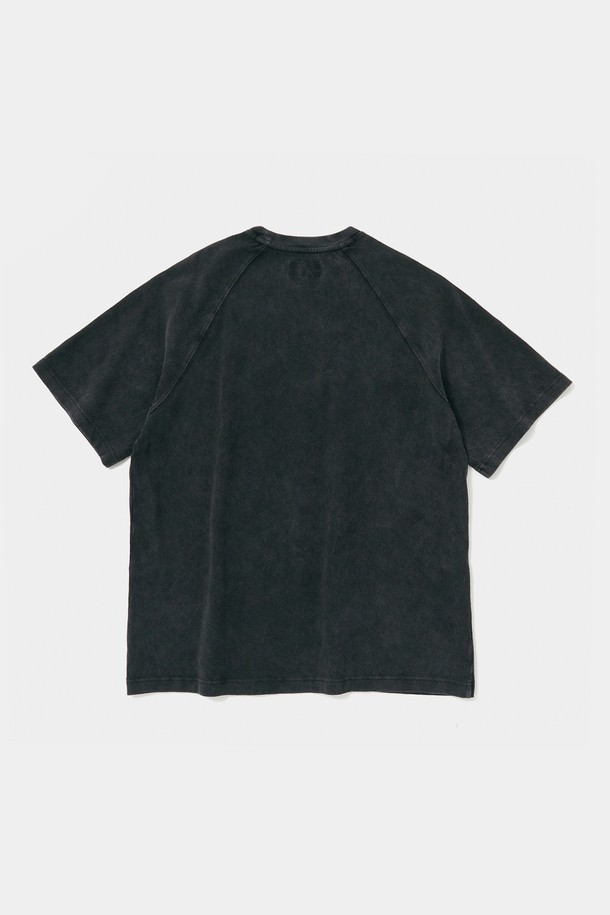 CU VTG 크랙 로고 미네랄 워시드 S/S 티셔츠 차콜은 빈티지 무드의 남성 반팔 티셔츠입니다. 260g 헤비 코튼 소재에 미네랄 워싱 가공을 더해 묵직하고 부드러운 촉감을 선사합니다. 라운드넥 디자인과 세미 오버핏, 릴랙스 핏으로 편안한 착용감을 제공하며, 래글런 소매와 1754 FLAG 소매 디테일이 특징입니다. 차콜 컬러에 로고와 프린트 패턴으로 캐주얼하고 미니멀한 스타일을 연출하기 좋습니다. 봄, 여름 시즌 일상복으로 활용하기 좋은 아이템입니다.
