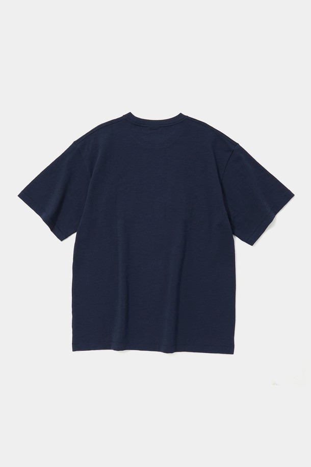 STREET ARCH LOGO S/S 티셔츠 다크네이비는 일상 및 여행 시 편안하게 착용하기 좋은 남성 반팔 티셔츠입니다. 다크네이비, 블랙, 화이트 블루, 라이트 멜란지 4가지 컬러로 출시되었으며, 코튼 슬럽 싱글 원단을 사용하여 부드러운 촉감을 선사합니다. 아플리케 기법으로 제작된 스트릿 아치 로고가 돋보이며, 왼쪽 하단에는 컬럼비아 클래식 라벨이 포인트로 더해져 있습니다. 오버핏 디자인으로 캐주얼, 스트릿, 미니멀 스타일을 모두 소화할 수 있으며, 봄, 여름 시즌에 활용하기 좋습니다.
