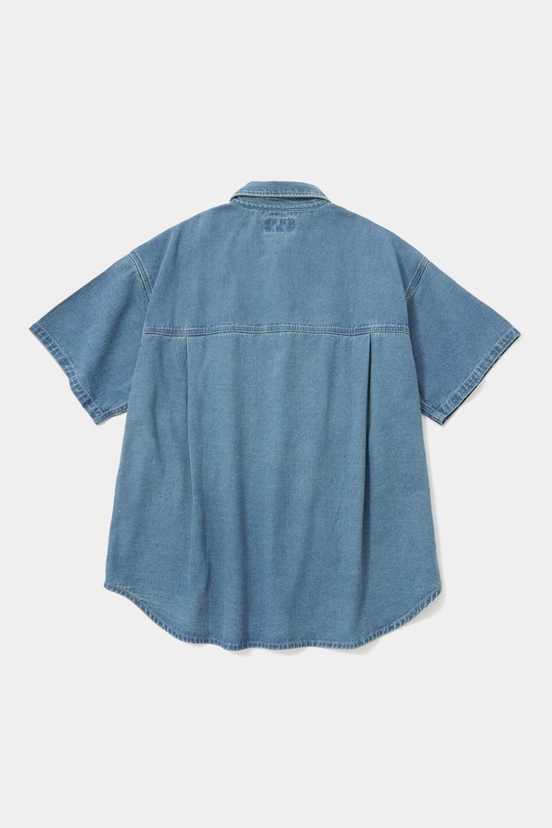 COLUMBIA TRAJAN LABEL HIDDEN POCKET DENIM S/S SHIRTS 라이트데님은 캐주얼, 클래식, 미니멀 스타일을 즐기는 남녀 모두를 위한 데님 셔츠입니다. 80년대 스타일의 데님 소재에 히든 포켓 디자인과 Columbia Trajan 라벨, 프론트 포켓 디테일이 더해져 소장 가치를 높였습니다. 봄, 여름 시즌에 시원하게 착용할 수 있으며, 오버핏과 반소매 기장, 카라넥 디자인으로 편안한 착용감을 선사합니다. 라이트 데님, 미드나잇 데님, 그레이 데님 세 가지 색상으로 출시되어, 동네 마실룩이나 여행룩 등 다양한 TPO에 맞춰 활용 가능합니다. 얇은 두께감으로 간절기에도 부담 없이 레이어드하여 캐주얼한 스타일을 연출할 수 있습니다.
