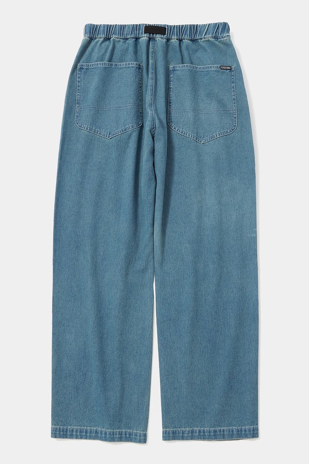 COLUMBIA TRAJAN LABEL BELTED ALL-ROUND DENIM PANTS (컬럼비아 트라잔 라벨 벨티드 올라운드 데님 팬츠) 라이트데님입니다. 유니크한 트라잔 라벨 디테일과 벨트 디자인으로 포인트를 더했으며, 허리 전체 밴딩으로 편안한 착용감을 제공합니다. 캐주얼한 무드의 라이트 데님, 미드나잇 데님, 블랙 데님 세 가지 컬러로 출시되어 다양한 스타일 연출이 가능합니다. 봄, 가을 시즌 일상, 여행, 가을 나들이 등 폭넓은 TPO에 활용할 수 있는 루즈핏 데님 팬츠입니다. 면 소재로 제작되어 편안하고 부드러운 촉감을 선사합니다.
