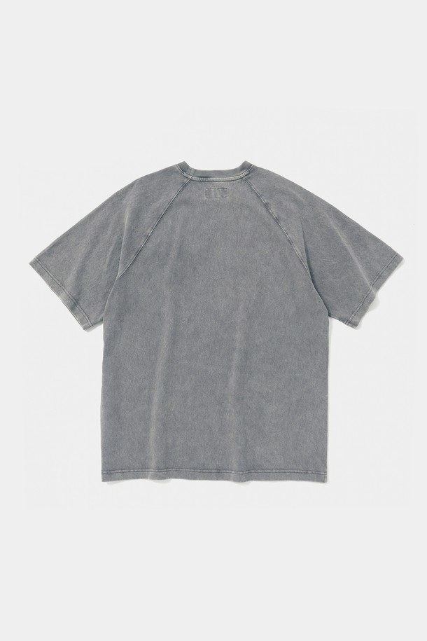 CU VTG CRACK LOGO MINERAL WASHED S/S 티셔츠 그레이는 캐주얼하고 미니멀한 스타일의 반팔 티셔츠입니다. 260G 헤비코튼 원단에 미네랄 워싱 가공을 더해 빈티지한 무드를 연출하며, 세미오버핏과 릴랙스핏으로 편안한 착용감을 제공합니다. 전면에 크랙 로고 프린트가 돋보이며, 래글런 소매와 1754 FLAG 소매 디테일로 포인트를 더했습니다. 봄, 여름 시즌에 일상복으로 활용하기 좋은 라운드넥 티셔츠입니다. 컬러는 그레이 색상입니다.
