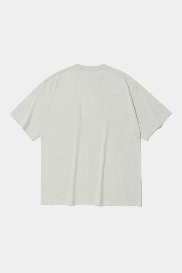 VTG 크랙 로고 S/S 티셔츠 오트밀은 편안한 일상룩을 위한 베이직 스타일의 반팔 티셔츠입니다. 오트밀 및 라이트멜란지 두 가지 색상으로 출시되었으며, 봄, 여름 시즌에 착용하기 좋습니다. 면 소재로 제작되어 부드러운 촉감을 제공하며, 세미 오버핏으로 편안하게 착용 가능합니다. 전면에 빈티지 크랙 프린팅된 COLUMBIA 로고와 소매 1754 FLAG 와펜, 우측 하단의 COLUMBIA N.Y.C 포인트 라벨이 디자인의 특징입니다. 동네 마실룩이나 여행룩에 캐주얼하고 미니멀하게 코디하기 좋습니다.
