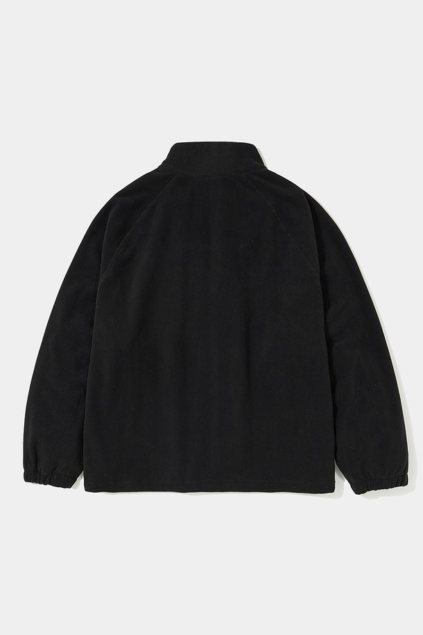 CU 아치 플리스 집업 재킷_블랙은 겨울철 데일리룩, 산책룩, 집콕룩에 어울리는 플리스 재킷입니다. 캐주얼, 스포티, 미니멀 스타일을 연출하기 좋으며, 오버핏으로 편안한 착용감을 선사합니다. 부드러운 폴리에스터 소재에 두꺼운 두께감으로 따뜻함을 더했습니다. YKK 지퍼, 래글런 소매, 대학교 로고 자수 디테일이 돋보이며 블랙, 아이보리 두 가지 컬러로 출시되었습니다. 긴 소매 기장의 레귤러 기장으로, 활동성을 높였습니다.
