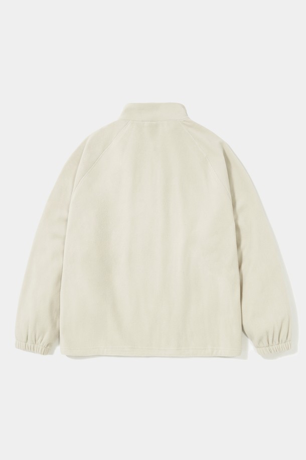 CU 아치 플리스 집업 재킷_크림은 부드러운 촉감의 폴리에스테르 소재로 제작된 오버핏 플리스 재킷입니다. 래글런 소매와 YKK 지퍼를 사용하여 편안함과 실용성을 높였으며, 겨울철 캐주얼 및 스포티 스타일을 연출하기에 좋습니다. CU 아치 자수 로고와 EST.1754 브랜딩이 특징이며, 두꺼운 두께감으로 보온성을 더했습니다. 일상, 산책, 집콕 등 다양한 상황에서 활용 가능한 데일리 아이템입니다. 아이보리 컬러도 함께 제공됩니다.
