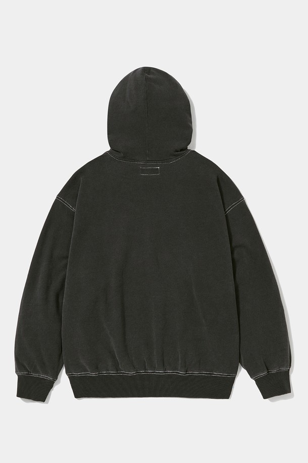 BIG ARCH 데님 테리 후디_블랙진은 캐주얼과 스트릿 스타일을 아우르는 후드티입니다. 데님 테리 소재에 데님 위싱 가공을 더하여 독특한 질감을 선사하며, 부드러운 촉감이 특징입니다. 오버핏 디자인으로 편안한 착용감을 제공하며, 전면 아플리케 로고와 컬러 스티치 디테일이 돋보입니다. COLUMBIA 음각 버튼, 1754 FLAG 포인트, 와펜 포인트 등 다양한 디테일로 포인트를 더했습니다. 봄, 가을, 겨울 시즌에 활용하기 좋은 두꺼운 두께감의 긴소매 후드티입니다.
