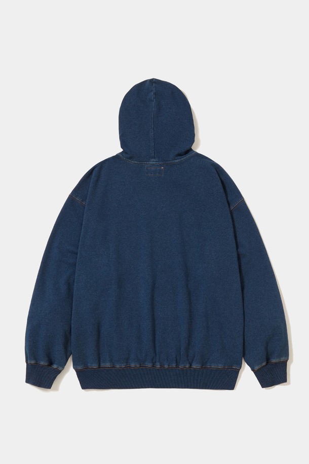 미드나잇 데님 컬러의 BIG ARCH DENIM TERRY HOODIE(빅 아치 데님 테리 후디)는 가을, 겨울 시즌 캐주얼 스타일을 완성하는 오버핏 후드티입니다. 부드러운 촉감의 면, 폴리에스테르, 스판덱스 혼방 소재로 제작되어 편안한 착용감을 선사하며, 두꺼운 두께감으로 보온성을 더했습니다. Columbia(컬럼비아) 아플리케 기법의 아치 로고와 데님 워싱, Columbia(컬럼비아) 엠보싱 버튼, 1754 플래그 포인트, 니트 포인트 디테일이 돋보입니다. 크롭 기장의 긴소매 후드티로, 겨울 데일리룩, 산책룩, 집콕룩 등 다양한 TPO에 맞춰 미니멀, 스트리트 무드를 연출해보세요.
