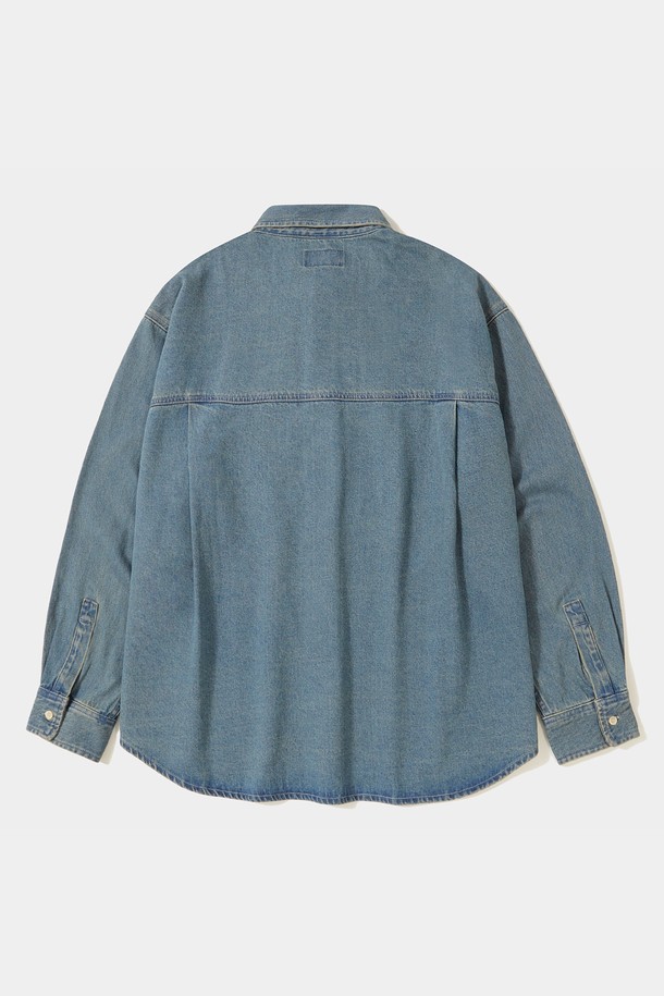 TRAJAN 라벨 히든 포켓 데님 셔츠_라이트진입니다. 11OZ 데님 소재로 제작되어 두께감 있는 착용감을 선사하며, 봄, 가을 간절기에 활용하기 좋습니다. 히든 포켓 디테일과 TRAJAN 라벨 포인트가 돋보이며, 캐주얼, 미니멀, 클래식 스타일을 모두 소화할 수 있습니다. 라이트진, 그레이진, 브라운 3가지 컬러로 출시되었으며 오버핏으로 편안하게 착용 가능합니다. 셔츠 또는 아우터로도 활용 가능한 실용적인 아이템입니다.
