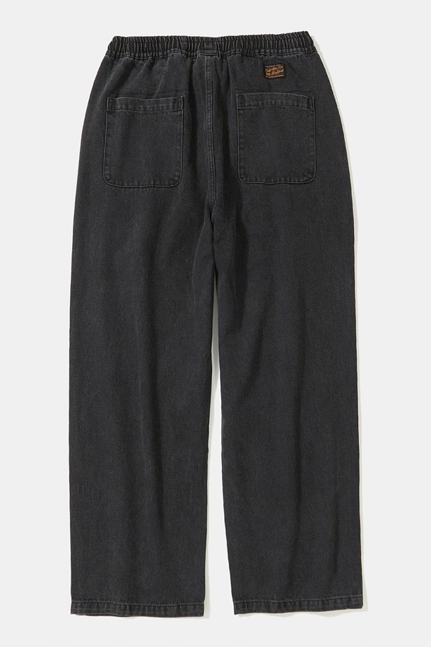 M-LABEL(엠-라벨) 루즈핏 핀턱 데님 팬츠_그레이 진입니다. 11oz 데님 소재의 두꺼운 두께감으로 제작되어 봄, 가을에 착용하기 좋습니다. 핀턱 디테일과 M-LABEL 포인트를 더해 캐주얼 무드를 연출하며, 루즈핏으로 편안한 착용감을 선사합니다. 전체 밴딩 허리 디자인으로 활동성을 높였으며, 동네 마실룩, 가을 나들이룩 등 다양한 TPO에 활용하기 좋습니다. 미니멀, 클래식 스타일을 선호하는 남성분들께 추천합니다.
