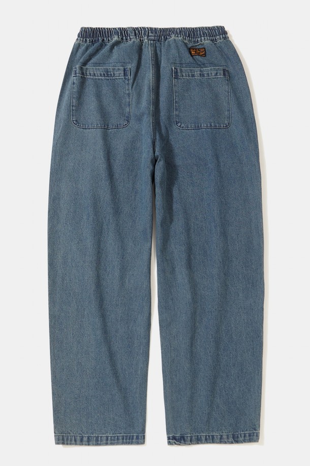 M-LABEL 루즈핏 핀턱 데님 팬츠_미드나잇 진은 편안한 착용감의 루즈핏으로, 캐주얼 스타일을 연출하기 좋은 남성 데님 팬츠입니다. 핀턱 디테일이 돋보이며, 전체 밴딩 허리밴드로 편안함을 더했습니다. 11OZ 두께의 면 소재로 제작되어 봄, 가을 간절기에 적합하며, 뻣뻣한 촉감이 특징입니다. 미드나잇 진, 그레이 진, 라이트 진 세 가지 색상으로 출시되어, 동네 마실룩이나 미니멀한 스타일을 즐기는 분들께 추천합니다. M-LABEL만의 포인트 디테일이 돋보이는 데님 팬츠입니다.
