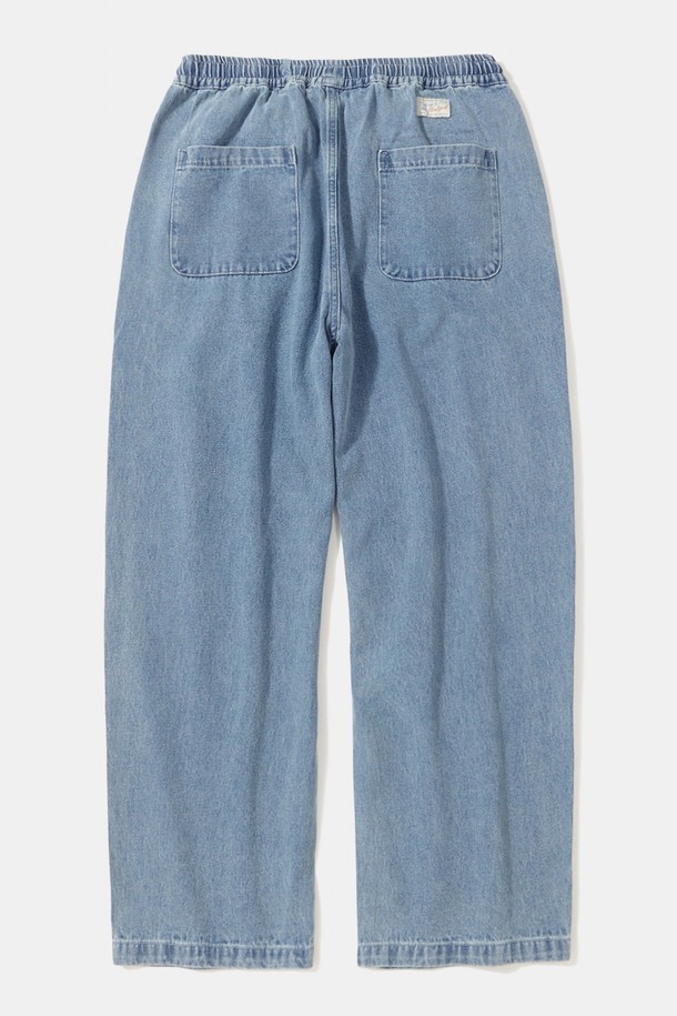 M-LABEL(엠-라벨) 루즈핏 핀턱 데님 팬츠_라이트진은 캐주얼, 미니멀, 시티보이 스타일을 즐기는 남성을 위한 데님 팬츠입니다. 봄, 가을에 적합하며, 가볍고 편안한 110Z 두께의 면 소재로 제작되었습니다. 허리 풀 밴딩과 핀턱 디테일이 편안함과 스타일을 동시에 제공하며, 넉넉한 루즈핏으로 활동성을 높였습니다. 라이트진, 그레이진, 미드나잇진 세 가지 컬러로 출시되어 다양한 데일리룩 연출에 활용하기 좋습니다. 동네 마실룩을 위한 M-LABEL(엠-라벨)의 포인트가 돋보이는 데님 팬츠입니다.
