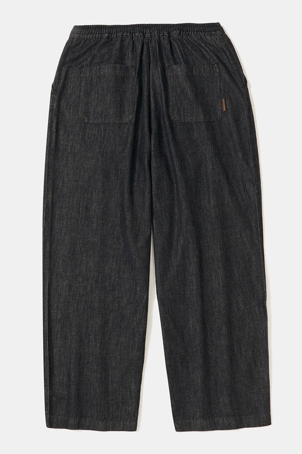 트라잔 라벨 핀턱 와이드핏 데님 팬츠_블랙 진입니다. 8온스 데님 소재로 제작되어 얇고 부드러운 촉감을 선사하며, 허리 스트링과 핀턱 디테일로 포인트를 더했습니다. 와이드핏으로 편안한 착용감을 제공하며, 일상적인 캐주얼, 미니멀, 클래식 스타일을 연출하기 좋습니다. 블랙과 브라운 두 가지 색상으로 출시되었으며, '동네 마실룩'에 적합합니다. 밴딩 처리된 허리 부분은 활동성을 높여줍니다.
