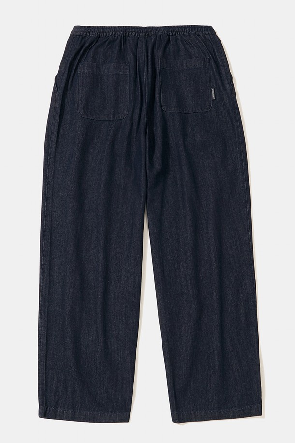 TRAJAN LABEL 핀턱 와이드핏 데님 팬츠_인디고 진은 편안하고 스타일리시한 일상룩을 위한 데님 팬츠입니다. 8온스 데님 소재로 제작되어 부드러운 촉감을 선사하며, 2-핀턱 디테일과 와이드핏 디자인이 특징입니다. 허리 부분은 스트링 밴딩으로 편안한 착용감을 제공하며, 캐주얼, 미니멀, 시티보이 스타일을 연출하기에 좋습니다. 트라얀 라벨 포인트를 더해 디자인의 완성도를 높였으며, 동네 마실룩이나 여행룩에 모두 잘 어울립니다. 인디고, 블랙, 브라운 3가지 컬러로 출시되어 다양한 스타일을 소화할 수 있습니다.
