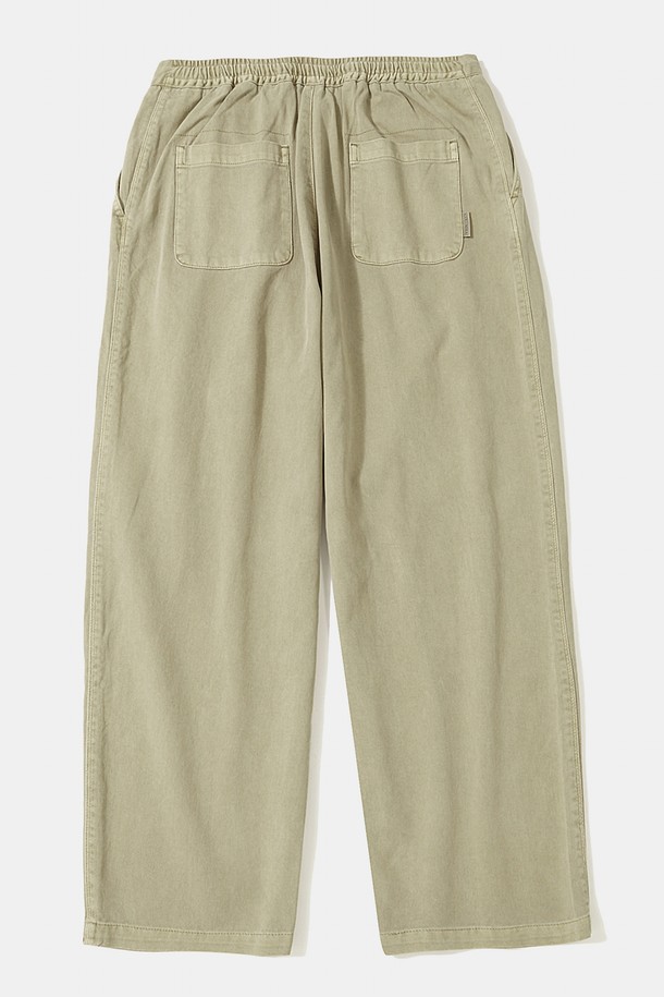 TRAJAN LABEL 핀턱 와이드 핏 데님 팬츠_브라운은 캐주얼, 미니멀, 시티보이 스타일을 아우르는 남성용 데님 팬츠입니다. 부드러운 면 소재로 제작되어 편안한 착용감을 선사하며, 얇은 두께감으로 사계절 내내 활용 가능합니다. 핀턱 디테일과 와이드 핏, 그리고 허리 스트링으로 트렌디한 스타일을 연출하며, 2핀턱 디테일과 트라잔 라벨이 특징입니다. 동네 마실룩이나 카페룩과 같은 일상적인 TPO에 적합하며, 브라운과 블랙 두 가지 컬러 옵션을 제공합니다.
