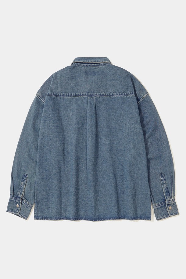 SL-LABEL(에스엘-라벨) 오버핏 데님 셔츠_미드나잇 진은 세미 오버핏으로 제작되어 편안한 착용감을 선사하며, 봄, 가을 간절기에 셔츠 또는 아우터로 활용하기 좋습니다. 그레이진, 미드나잇진, 라이트진 3가지 컬러로 출시되어 다양한 스타일 연출이 가능합니다. 데님과 면 혼방 소재로 제작되었으며, 110Z 두께감으로 적당한 무게감을 더했습니다. SCHOLARLY LION LABEL(스콜라리 라이온 라벨) 포인트와 박포켓 디자인이 돋보이는 트렌디한 데님 셔츠입니다. 데이트룩, 카페룩, 가을 나들이룩 등 캐주얼, 클래식, 미니멀 스타일을 즐기는 분들께 추천합니다.
