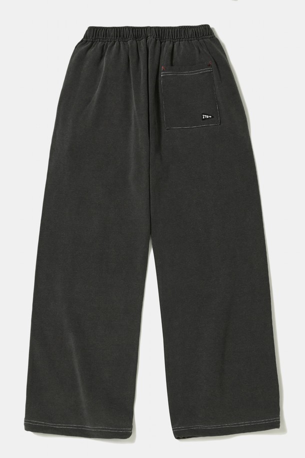 TINY SCRIPT 루즈핏 데님 테리 스웨트팬츠_블랙진은 캐주얼과 스트릿 스타일을 즐기는 분들을 위한 일상복입니다. 데님테리 소재로 제작되어 편안하며, 루즈핏과 스트레이트 핏으로 여유로운 착용감을 선사합니다. 허리 밴딩 처리로 편안함을 더하고, 밑단 스트링 디테일로 스타일 연출이 용이합니다. TINY SCRIPT 스몰 직자수 로고 포인트가 돋보이며, 블랙진 컬러로 다양한 상의와 쉽게 매치할 수 있습니다. 동네 마실룩, 집콕룩, 여행룩 등 다양한 TPO에 활용하기 좋습니다.
