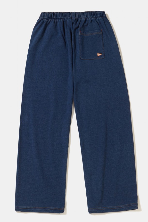 TINY SCRIPT (타이니 스크립트) 로고 자수가 돋보이는 루즈핏 데님 테리 스웻팬츠입니다. 부드러운 면, 폴리에스테르, 스판덱스 혼방의 데님 테리 소재로 제작되어 편안한 착용감을 선사합니다. 허리 밴딩과 밑단 스트링 디테일로 활동성을 더했으며, "Midnight Jean"과 "Black Jean" 두 가지 색상으로 만나볼 수 있습니다. 캐주얼, 미니멀, 스트리트 스타일을 즐기는 분들께 일상, 집콕, 동네 마실, 산책룩으로 추천합니다. 루즈핏과 스트레이트 핏으로 편안하게 연출할 수 있습니다.
