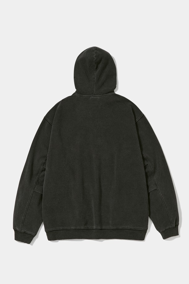 NY STREET TAIL 데님 테리 H/ZIP 후디_블랙진은 스트릿 무드의 오버핏 후드티셔츠입니다. 블랙진과 미드나잇진 두 가지 컬러로 출시되었으며, 면, 폴리에스테르, 스판덱스 혼방의 데님 테리 소재로 제작되어 트렌디한 질감을 선사합니다. YKK 지퍼와 COLUMBIA STREET 라벨 포인트가 특징이며, 하프 집업 디자인으로 편안하게 착용할 수 있습니다. 긴 소매 기장과 루즈한 실루엣이 일상, 캐주얼 스타일을 완성합니다.
