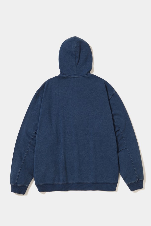 NY STREET TAIL 데님 테리 H/ZIP 후디_미드나잇 진은 편안함과 스타일을 모두 갖춘 공용 후드티셔츠입니다. 미드나잇 진과 블랙 진 두 가지 색상으로 출시되어, 캐주얼 및 스트릿 무드를 연출하기 좋습니다. 봄, 가을, 겨울 계절에 적합하며, 오버핏 레귤러 기장으로 제작되었습니다. 데님 테리 원단과 YKK 지퍼, Columbia Street 라벨을 사용하여 내구성과 디자인적 완성도를 높였습니다. 집콕룩이나 겨울 데일리룩에 활용하기 좋은 아이템입니다.
