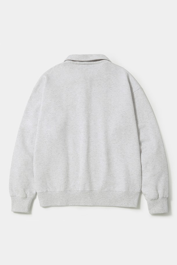 CU 아치 플리스 H/ZIP 스웨트셔츠_라이트 멜란지는 가을과 겨울, 일상에서 착용하기 좋은 공용 스웨트셔츠입니다. 오버핏으로 제작되어 편안한 착용감을 선사하며, 부드러운 플리스 안감과 두꺼운 두께감으로 따뜻함을 더했습니다. 라이트 멜란지 및 크라운 네이비 두 가지 색상으로 출시되었으며, YKK 지퍼와 Columbia 플래그 포인트 디테일, 반집업 디자인이 특징입니다. 캐주얼, 미니멀, 클래식 스타일을 즐기는 분들께 집콕룩, 겨울 데일리룩, 산책룩으로 추천합니다.
