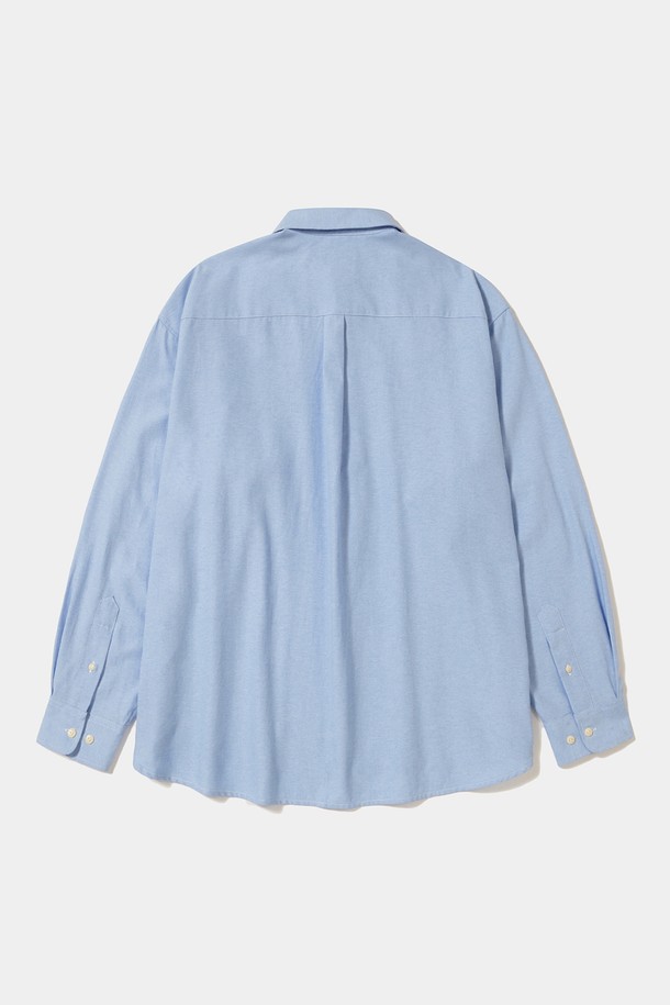 SL-LABEL (에스엘라벨) ONE POCKET OXFORD SHIRTS (원 포켓 옥스포드 셔츠) 블루는 옥스포드 면 소재의 긴소매 셔츠입니다. 차이나칼라 디자인에 오버핏과 릴랙스핏으로 편안한 착용감을 선사하며, 캐주얼, 클래식, 미니멀 스타일을 연출하기 좋습니다. 봄, 가을 계절에 어울리며, 데이트룩과 카페룩에 매치하기 좋습니다. 뻣뻣한 촉감과 스트라이프 패턴, 싱글 포켓 디테일이 특징이며, 스칼라리 라이온 라벨이 부착되어 있습니다. 일상에서 트렌디하고 캐주얼한 스타일을 연출해보세요.
