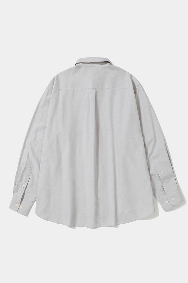 SL-LABEL (에스엘-라벨) ONE POCKET OXFORD SHIRTS (원 포켓 옥스포드 셔츠)_GRAY는 봄, 가을에 착용하기 좋은 공용 셔츠입니다. 차이나칼라 디자인에 그레이, 블루, 옐로우 세 가지 색상으로 출시되었으며, 캐주얼과 베이직 스타일을 모두 소화할 수 있습니다. 가슴 부분 싱글 포켓 디테일과 SCHOLARLY LION (스콜라리 라이온) 라벨 포인트가 특징이며, 탄탄한 면 소재로 제작되었습니다. 오버핏의 여유로운 실루엣으로 편안한 착용감을 선사하며, 데이트룩, 카페룩, 캐주얼, 미니멀 스타일을 연출하기에 좋습니다. 긴 소매와 스트라이프 패턴으로 디자인되어 있습니다.
