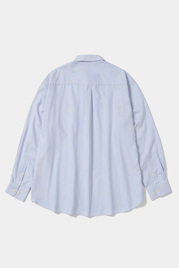 SL-LABEL (에스엘-라벨) ONE POCKET (원 포켓) OXFORD SHIRTS (옥스포드 셔츠) _BLUE STRIPE (블루 스트라이프)입니다. 블루 스트라이프, 블루 그레이 옐로우 스트라이프, 그레이 스트라이프 세 가지 컬러로 출시되었으며, 일상에서 트렌디하게 연출하기 좋습니다. 면 소재로 제작되어 탄탄한 촉감을 선사하며, 가슴 부분의 Single Out Pocket (싱글 아웃 포켓) 디테일과 여유로운 오버핏 실루엣이 특징입니다. 긴소매 기장으로 캐주얼, 클래식, 미니멀한 스타일 모두 소화 가능하며, SCHOLARLY LION LABEL (스콜라리 라이온 라벨) 포인트로 디자인의 완성도를 높였습니다.
