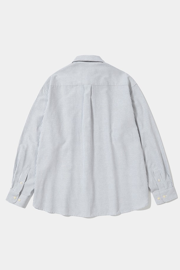SL-LABEL (에스엘 라벨) ONE POCKET (원 포켓) OXFORD (옥스포드) SHIRTS (셔츠) _GRAY STRIPE (그레이 스트라이프)는 옥스포드 원단으로 제작되어 뻣뻣한 촉감과 두꺼운 두께감을 자랑하는 남녀 공용 셔츠입니다. 차이나 칼라 디자인에 오버핏과 릴랙스핏으로 편안한 착용감을 선사하며, 봄, 가을 계절에 적합합니다. 캐주얼, 클래식, 미니멀 스타일을 모두 소화할 수 있으며, 출근룩과 비즈니스 캐주얼에도 활용 가능합니다. 그레이 스트라이프와 블루 스트라이프 두 가지 색상으로 출시되었으며, 싱글 포켓 디테일과 스칼라리 라이온 라벨 포인트가 특징입니다. 긴 소매 기장의 셔츠로 트렌디하고 캐주얼한 스타일을 연출해보세요.
