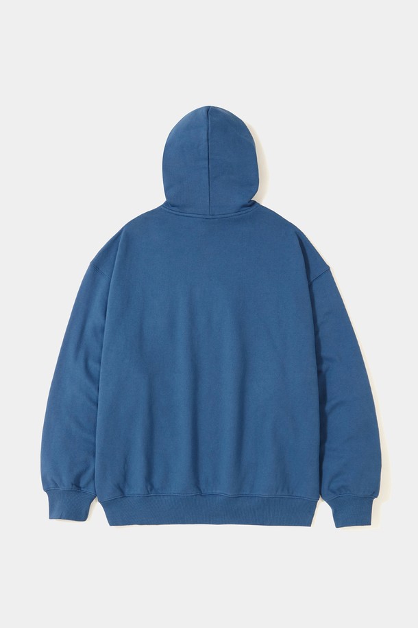 STREET ARCH HEAVY TERRY 후디_CROWN BLUE는 450G 헤비웨이트 면 원단으로 제작되어 부드러운 촉감을 자랑합니다. 크라운 블루, 네이비, 라이트 멜란지, 블랙 4가지 색상으로 출시되었으며, 오버핏 실루엣과 긴 소매 기장이 특징입니다. Columbia Street Arch 로고 아플리케가 돋보이며, 가을/겨울 시즌 데일리룩, 집콕룩, 산책룩 등 다양한 TPO에 활용하기 좋습니다. 캐주얼, 스트리트, 미니멀 스타일을 즐기는 분들께 추천하는 후드티입니다. 후드 디자인과 두꺼운 두께감으로 따뜻함을 더했습니다.
