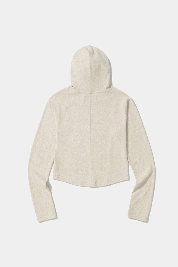 TINY SCRIPT SLIM CROP WOMEN HOODIE_OATMEAL (타이니 스크립트 슬림 크롭 여성 후디_오트밀)는 캐주얼, 스트릿 스타일을 즐기는 여성들을 위한 겨울용 후드티입니다. 오트밀 및 라이트 그레이 색상으로 출시되었으며, 슬림핏 크롭 기장으로 트렌디함을 더했습니다. 폴리에스테르, 레이온, 스판덱스 혼방 소재로 제작되어 편안한 착용감을 제공하며, 핑거홀 소매와 커브드 컷 디테일이 돋보입니다. 가슴 부분의 타이니 스크립트 자수 로고가 포인트로, 겨울 데일리룩, 집콕룩, 산책룩 등 다양한 TPO에 활용하기 좋습니다. 긴 소매 기장으로 보온성을 높였으며, 후드 디자인으로 캐주얼한 분위기를 연출합니다.
