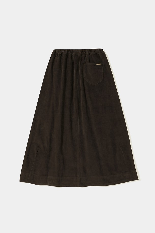 TRAJAN LABEL(트레이전 라벨)의 ALL-ROUND(올라운드) 코듀로이 플리츠 롱 스커트_브라운입니다. 부드러운 촉감의 코듀로이와 면 혼방 소재로 제작되어 가을, 겨울 시즌에 따뜻하게 착용하기 좋습니다. A라인 플리츠 디자인과 롱 기장으로 여성스러운 실루엣을 연출하며, 넉넉한 루즈핏으로 편안함을 더했습니다. 허리 전체 밴딩 처리로 활동성을 높였으며, COLUMBIA TRAJAN(컬럼비아 트레이전) 라벨 디테일이 포인트입니다. 캐주얼, 클래식, 미니멀 스타일을 즐겨 입는 여성분들에게 가을 나들이룩, 겨울 데일리룩, 동네 마실룩으로 추천합니다.
