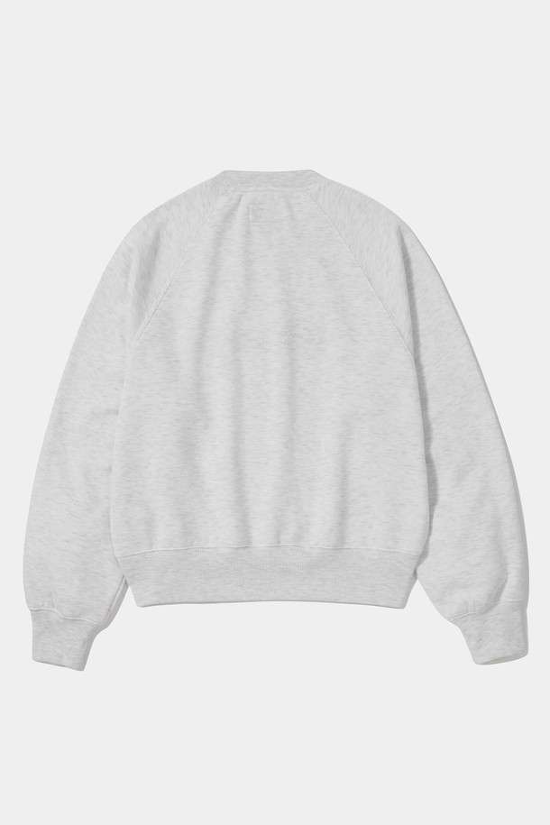 8BIT 크롭 플리스 여성 크루넥 라이트 그레이는 가을, 겨울 시즌에 캐주얼, 스포티한 스타일을 연출하기 좋은 여성용 맨투맨/스웨트셔츠입니다. 부드러운 촉감의 면, 폴리에스테르 혼방 소재에 안감은 플리스로 제작되어 포근함을 선사합니다. 세미 오버핏에 라운드넥 디자인, 래글런 슬리브와 다다미, 사티 자수 디테일, USA FLAG 사이드 라벨이 특징입니다. 크롭 기장으로 트렌디함을 더하며, 라이트 그레이, 네이비, 더스트블루 3가지 색상으로 만나볼 수 있습니다. 겨울 데일리룩, 집콕룩, 산책룩에 활용하기 좋습니다.
