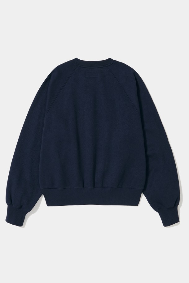 네이비 색상의 8BIT 크롭 플리스 여성 크루넥 맨투맨입니다. 부드러운 촉감의 면과 폴리에스테르 혼방 플리스 소재로 제작되어 가을, 겨울철 쾌적하고 따뜻하게 착용할 수 있습니다. 래글런 슬리브, 다다미 자수, USA FLAG 사이드 포인트 디테일이 특징이며, 세미 오버핏의 크롭 기장으로 캐주얼, 스포티한 스타일을 연출합니다. 라운드넥 디자인으로 겨울 데일리룩, 산책룩, 집콕룩 등 다양한 TPO에 활용 가능하며, 미니멀한 스타일을 선호하는 여성분들께 추천합니다.
