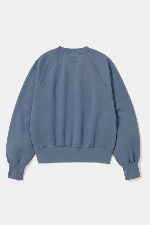 8BIT 크롭 플리스 우먼 크루넥 _더스트 블루는 여성들을 위한 캐주얼 맨투맨/스웨트셔츠입니다. 부드러운 촉감의 플리스 안감과 두꺼운 두께로 겨울철 따뜻하게 착용하기 좋습니다. 더스트 블루, 라이트 그레이, 네이비 3가지 색상으로 출시되었으며, 세미오버핏으로 편안한 착용감을 제공합니다. 래글런 스타일과 8-BIT 로고 자수, USA FLAG 사이드 포인트 라벨, 사이드 라벨 포인트 디테일이 특징입니다. 일상, 집콕, 동네 마실룩 등 다양한 상황에서 미니멀하고 스트리트한 스타일을 연출할 수 있습니다.
