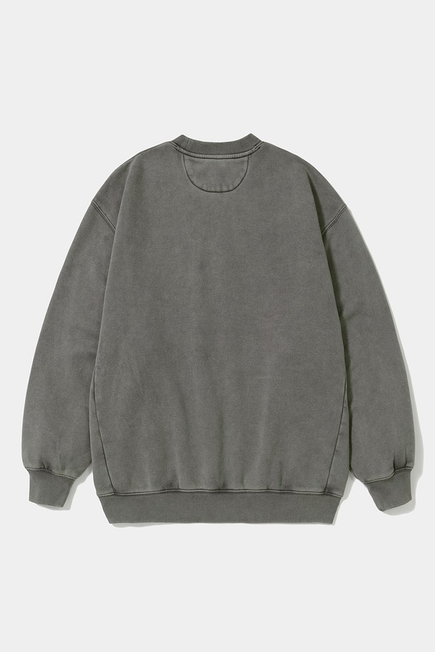 'CAMPUS WASHED FLEECE CREW NECK_GRAY'는 캠퍼스 감성을 담은 차콜 그레이 컬러의 맨투맨/스웨트셔츠입니다. 두꺼운 두께감의 면, 폴리에스터 혼방 소재로 제작되어 부드러운 촉감을 선사하며, 오버핏과 루즈핏으로 편안한 착용감을 제공합니다. 미네랄 워싱 처리로 빈티지한 무드를 더했으며, COLUMBIA (컬럼비아) FLAG 패치와 COLUMBIA VINTAGE CAMPUS 로고 프린팅이 돋보입니다. 가을, 겨울철 데일리룩, 캠핑룩, 산책룩 등 다양한 TPO에 캐주얼하고 클래식하게 활용하기 좋습니다. 라운드넥과 긴 소매 기장으로 어떤 스타일에도 잘 어울립니다.
