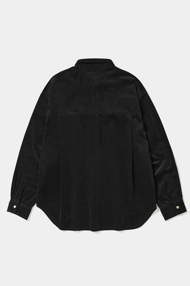 트라잔 라벨 히든 포켓 코듀로이 셔츠_블랙은 캐주얼, 미니멀, 클래식 스타일을 추구하는 당신을 위한 아이템입니다. 부드러운 코듀로이 소재와 면 혼방으로 제작되어 편안한 착용감을 선사하며, 오버핏 디자인으로 트렌디함을 더했습니다. 블랙, 브라운, 베이지 세 가지 색상으로 출시되어 다양한 스타일 연출이 가능합니다. 긴 소매 기장과 히든 포켓 디테일이 돋보이며, 일상에서 폭넓게 활용할 수 있습니다. 어떤 룩에도 자연스럽게 녹아들어 당신의 개성을 드러낼 것입니다.
