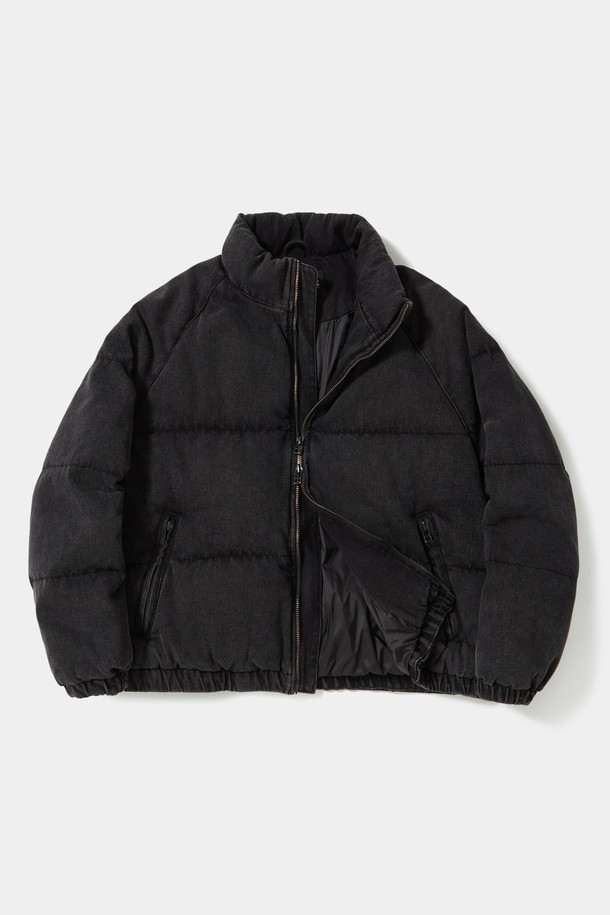 NYC 데님 여성 퍼퍼_그레이 데님은 겨울철 데일리룩과 스트릿 스타일을 위한 아우터입니다. 그레이 데님과 라이트 데님 두 가지 색상으로 만나볼 수 있으며, 면 소재에 두꺼운 두께감과 뻣뻣한 촉감이 특징입니다. 크롭 기장과 지퍼 여밈 방식으로 디자인되었으며, 세미 오버핏으로 편안하게 착용 가능합니다. NYC COLUMBIA 가죽 패치 포인트와 YKK 2-WAY 지퍼, 데님 외피 구조로 디테일을 더했습니다. 긴 소매 기장의 퍼퍼 재킷으로 따뜻함과 스타일을 모두 잡으세요.
